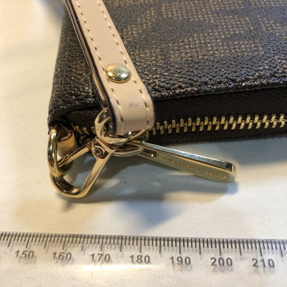 Micheal Kors Wallet Wristlet - Picture 7 of 13